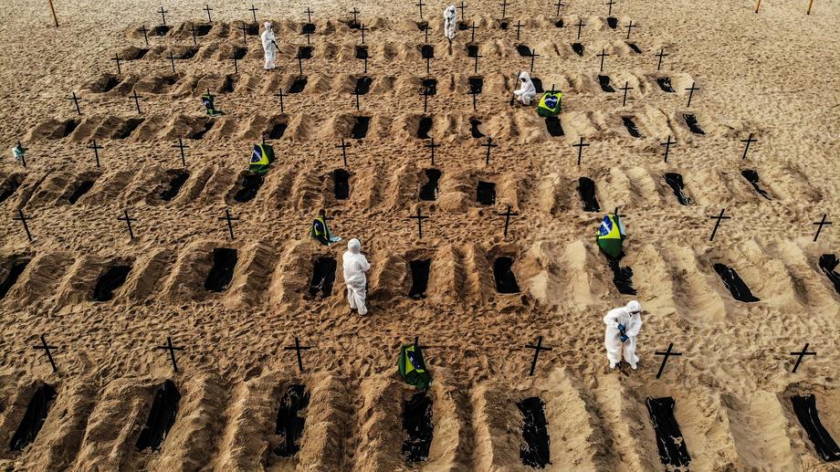 100 de morminte, săpate pe plaja Copacabana. Motivul pentru care au făcut asta voluntarii din Rio de Janeiro