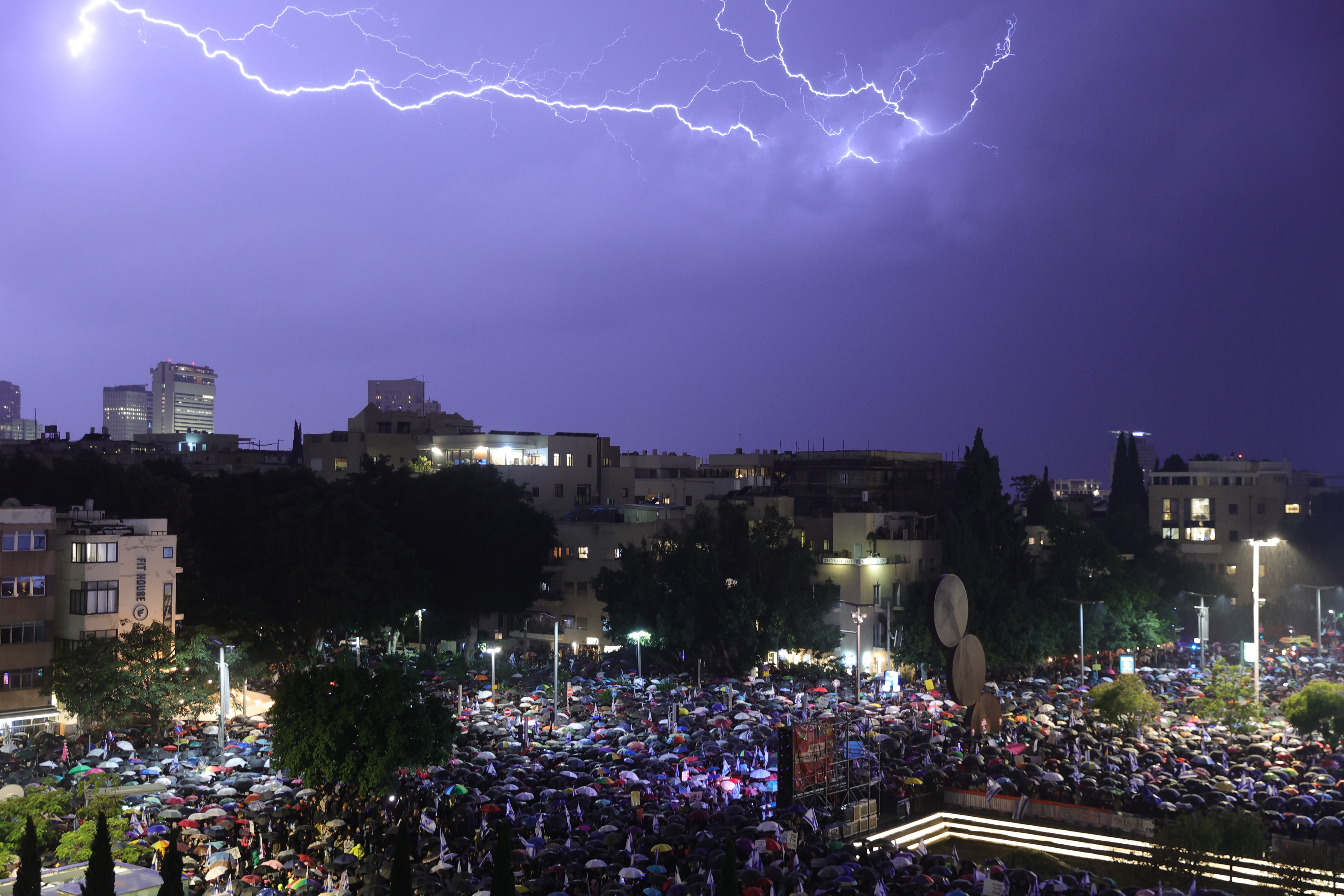 Protest uriaș în Israel față de premierul Netanyahu. Zeci de mii de persoane au ieșit pe străzi în Tel Aviv, Ierusalim și Haifa