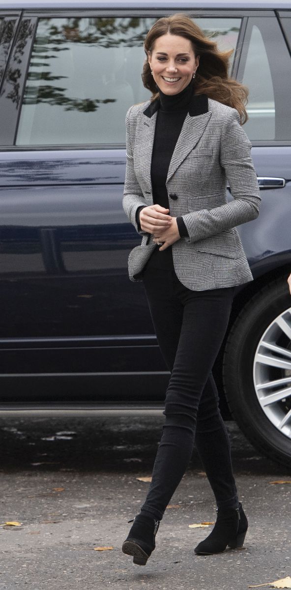 FOTO| Kate Middleton a apărut public într-o ținută inspirată de una purtată de Meghan Markle cu câteva zile înainte