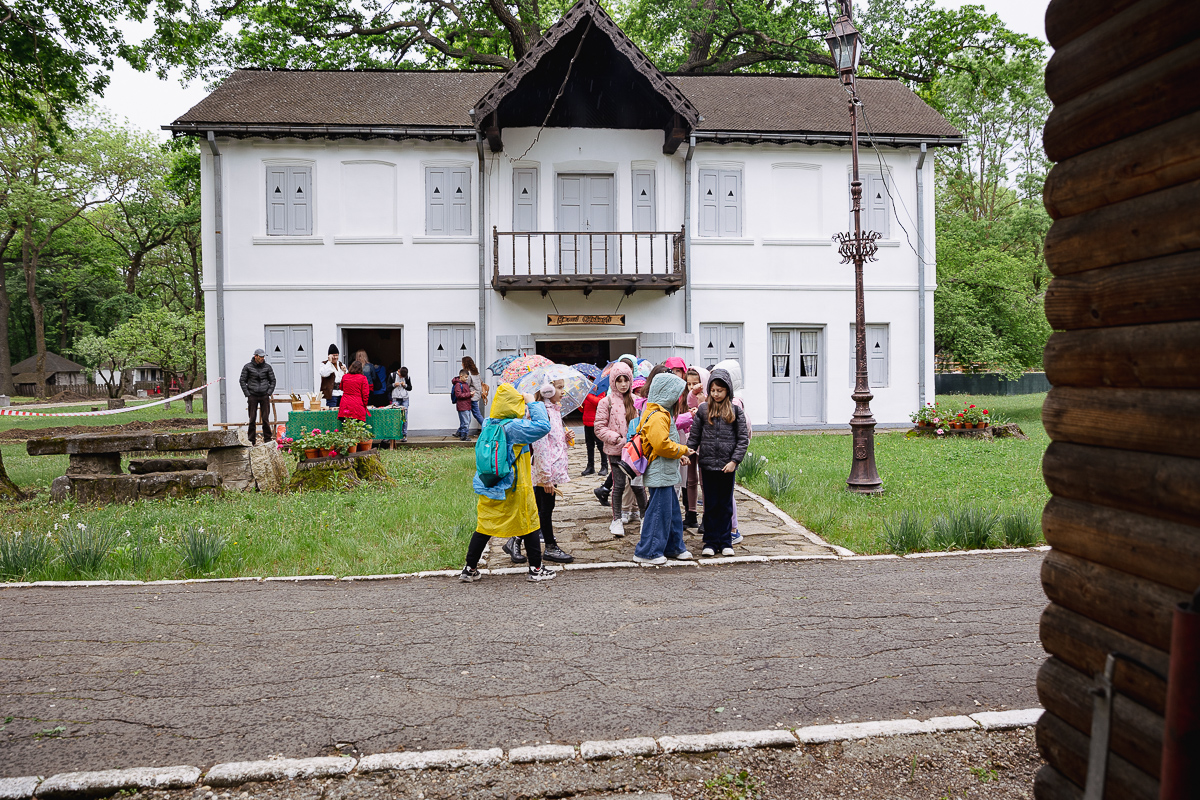 De Paști, la Muzeul Satului Vrâncean, sute de copii au lăsat smartphone-ul și au pus mâna pe chișiță, să încondeieze ouă. „Unii chiar au îndemânare, au ieșit lucruri faine”