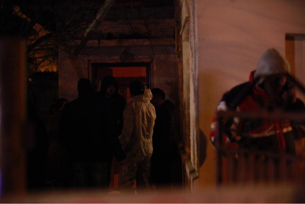 FOTO/Un tânăr și-a înjunghiat mortal unchiul, fost cadru militar. Vecinii spun că se droga şi avea un anturaj dubios