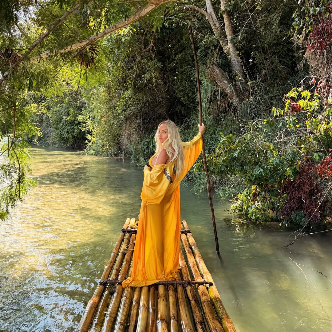 Imagini cu Maria Constantin într-un costum de baie minuscul. Artista își petrece vacanța în Thassos, Grecia