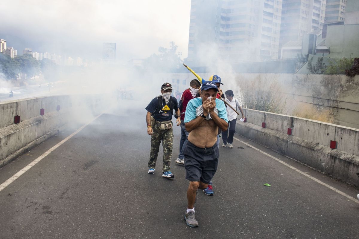 FOTO | Violențe în Venezuela după ce Juan Guaido s-a autoproclamat președinte. Cel puțin șapte persoane au murit în confruntările cu forțele de ordine