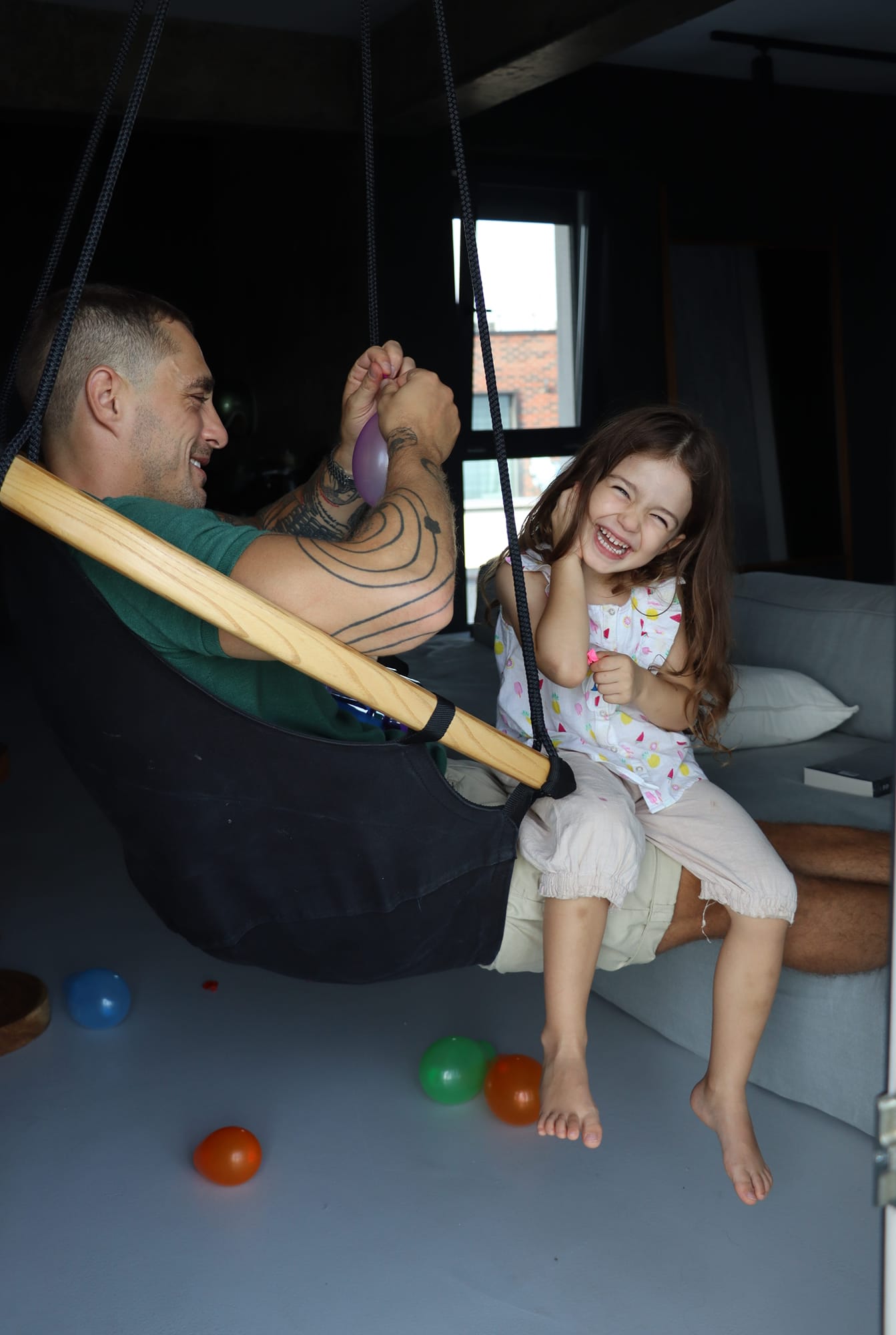 Imagini cu apartamentul în care Vladimir Drăghia locuiește cu familia. Are vedere la lac, iar în sufragerie ține o motocicletă