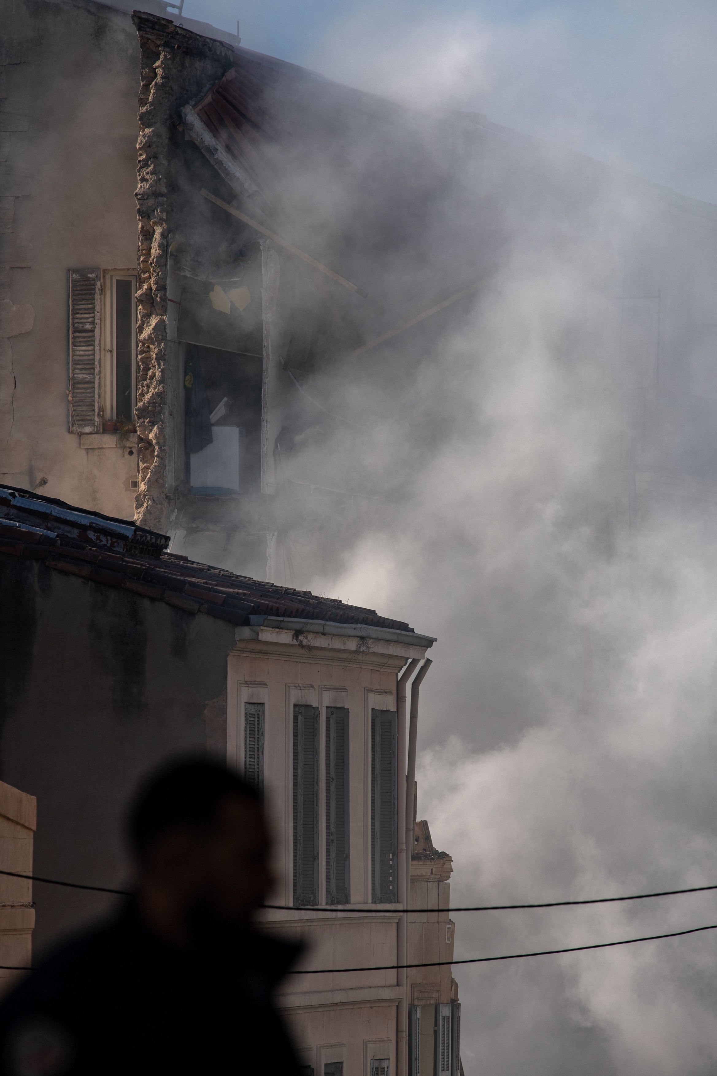 „Totul s-a zguduit”. Mărturiile oamenilor care au văzut blocul din Marsilia prăbușindu-se