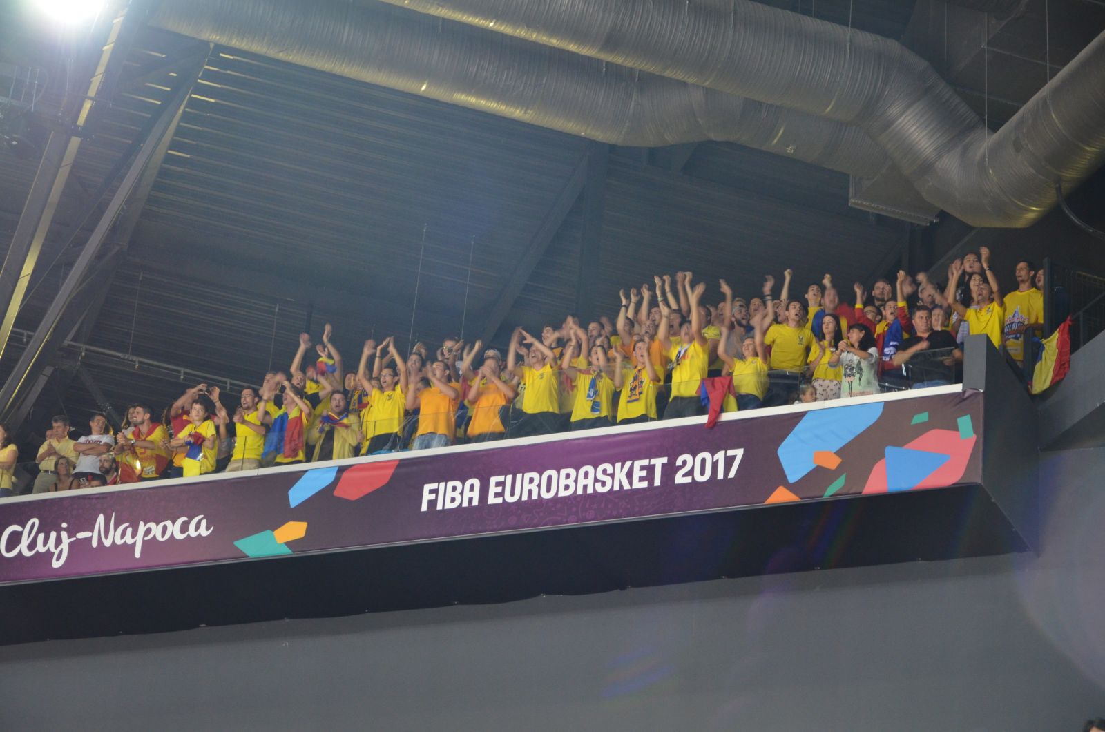 Drapel al Ungariei, ars la Cluj-Napoca de fanii români. Scandal înainte de meciul de calificare în optimile Eurobasket 2017 | VIDEO
