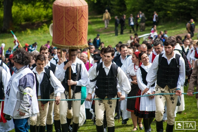 Zeci de mii de credincioși au venit la Şumuleu-Ciuc pentru procesiunea de Rusaliile Catolice
