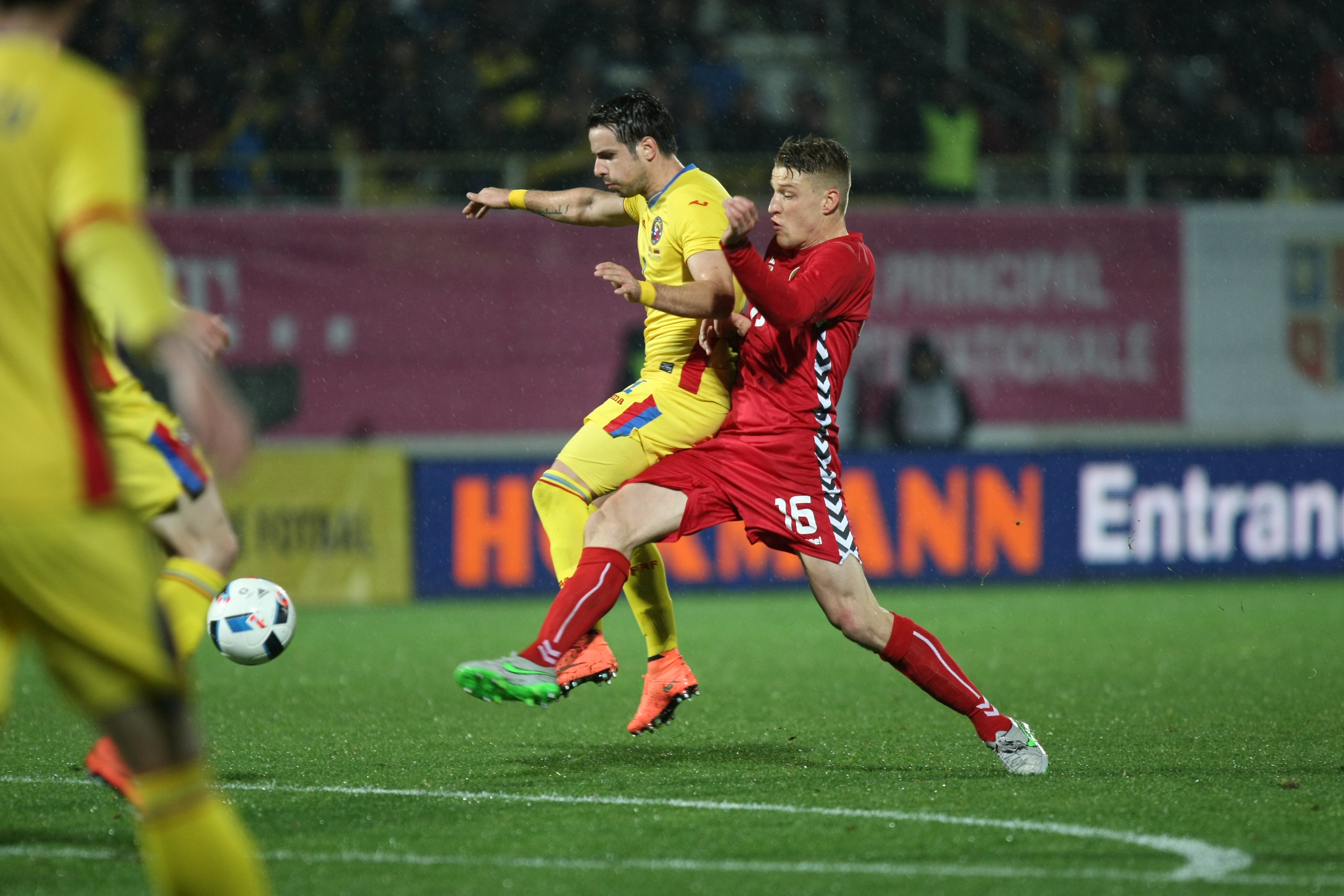 România - Lituania 1-0. Puiule, el e Dumnezeul tău! Selecționerul a pupat icoane, fiind salvat de debutantul Nicușor Stanciu, un jucător despre care spunea că nu l-a impresionat în tricoul Stelei!