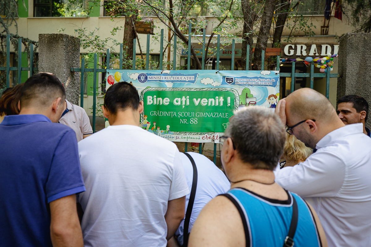 Noapte albă la coadă ca să-și înscrie copiii la creșele și grădinițele de vară din sectorul 3. Primarul Negoiță, din mijlocul părinților: „Problema e de personal”