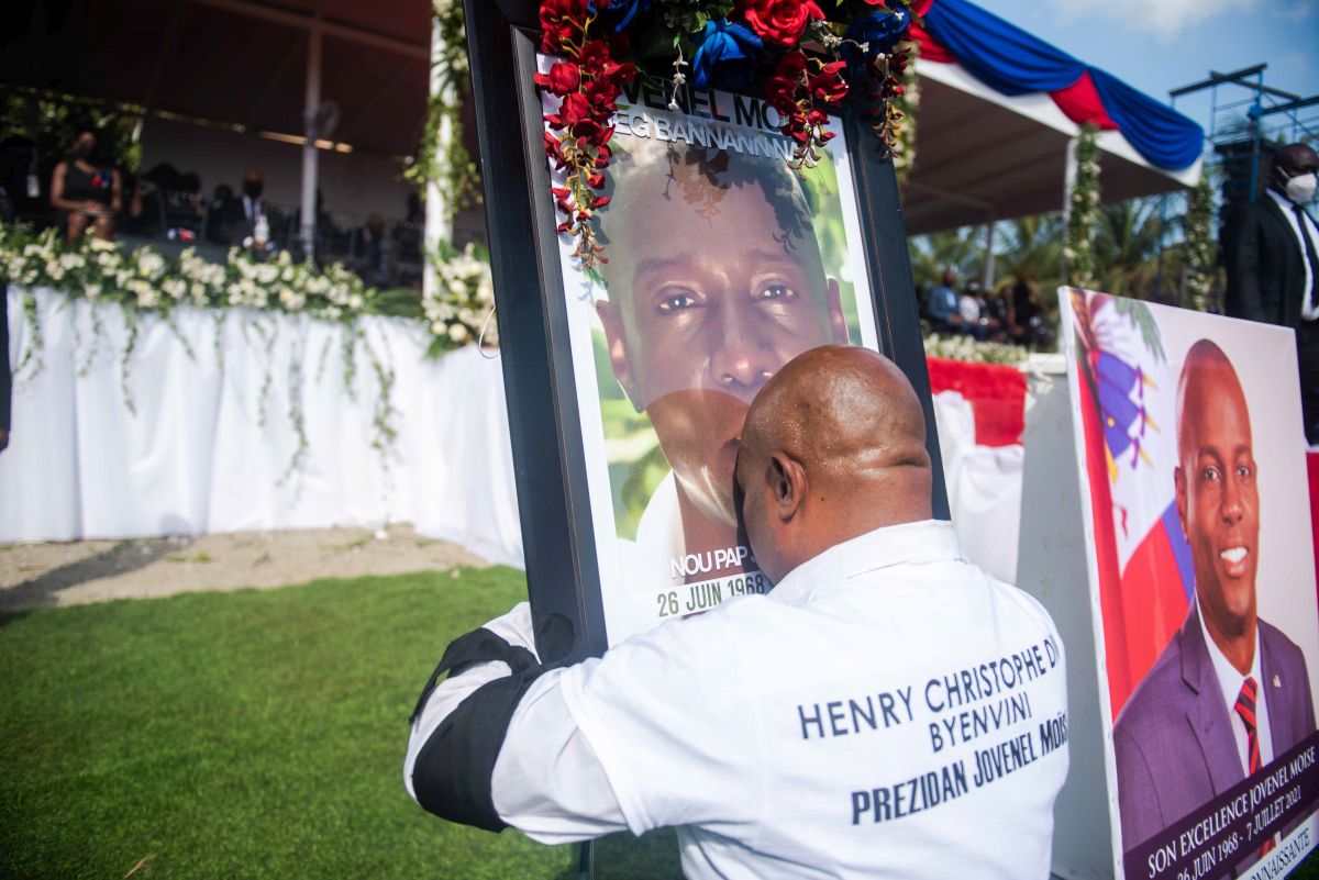Focuri de armă și gaze lacrimogene la funeraliile președintelui haitian asasinat, Jovenel Moise