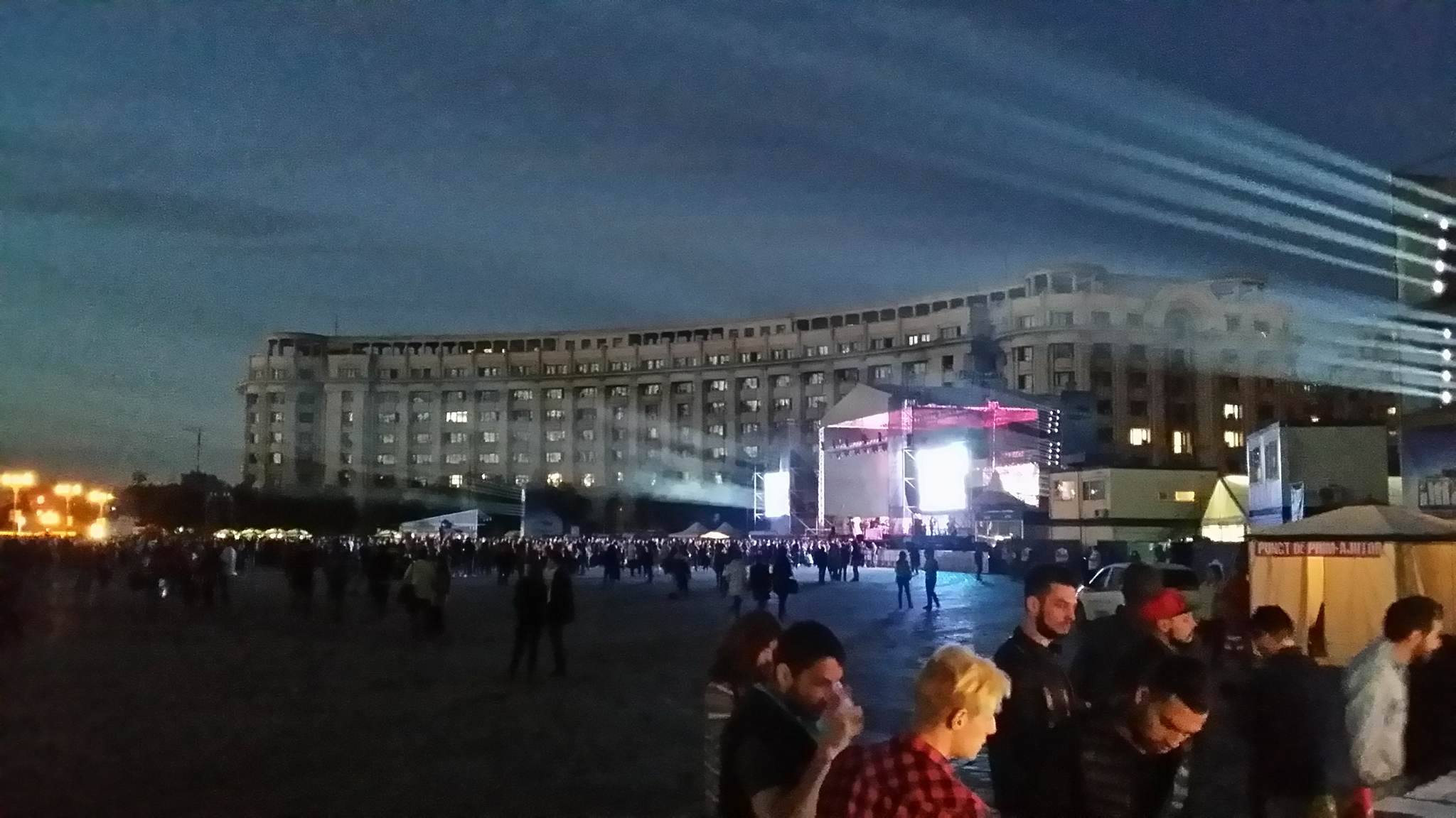 iMapp 2016. Spectacol în Piața Constituției. 104 de proiectoare schimbă faţada Palatului Parlamentului