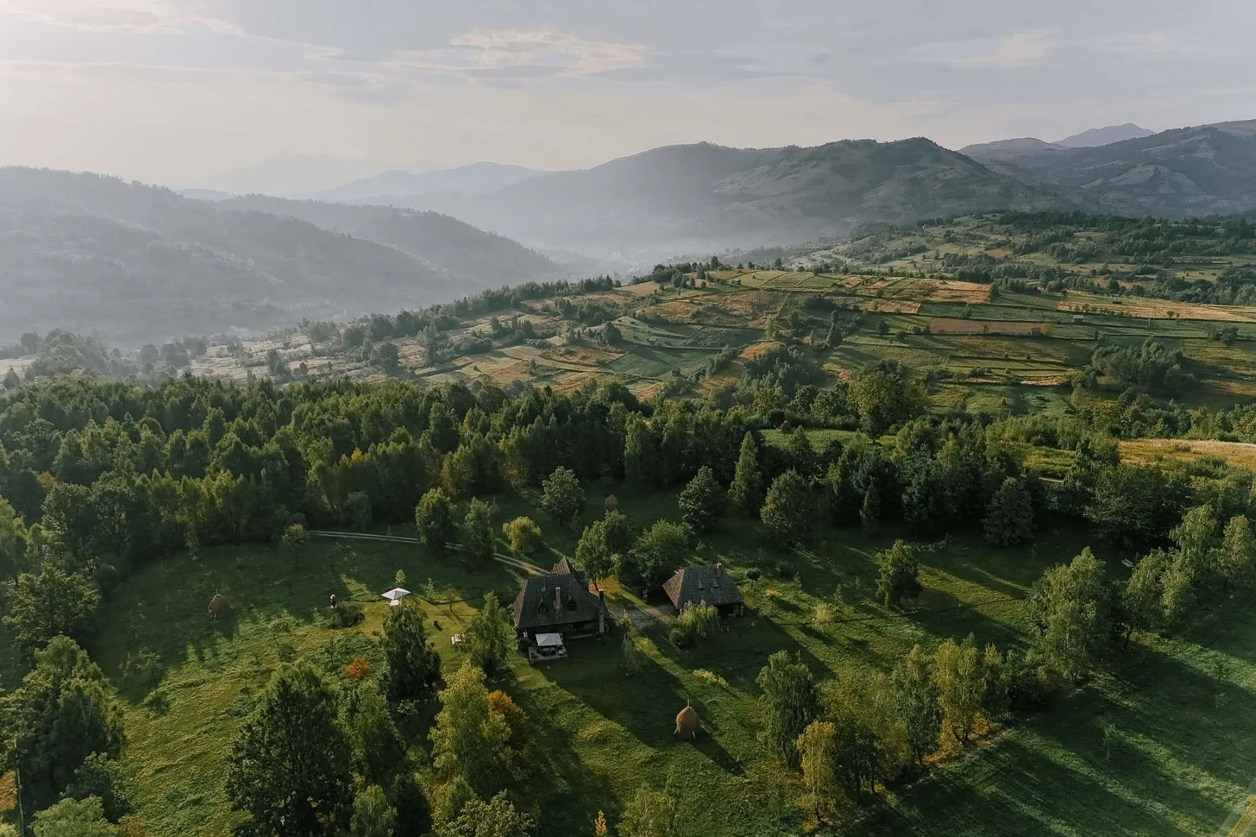 Domeniu de 94 de hectare din Maramureș, scos la vânzare. Cum arată conceptul unic de locuit în România: E un ansamblu de patru case tradiționale
