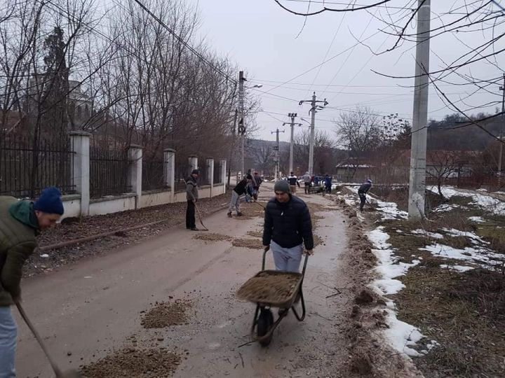 FOTO| S-au săturat să aștepte "mila" autorităților și și-au reparat singuri strada!
