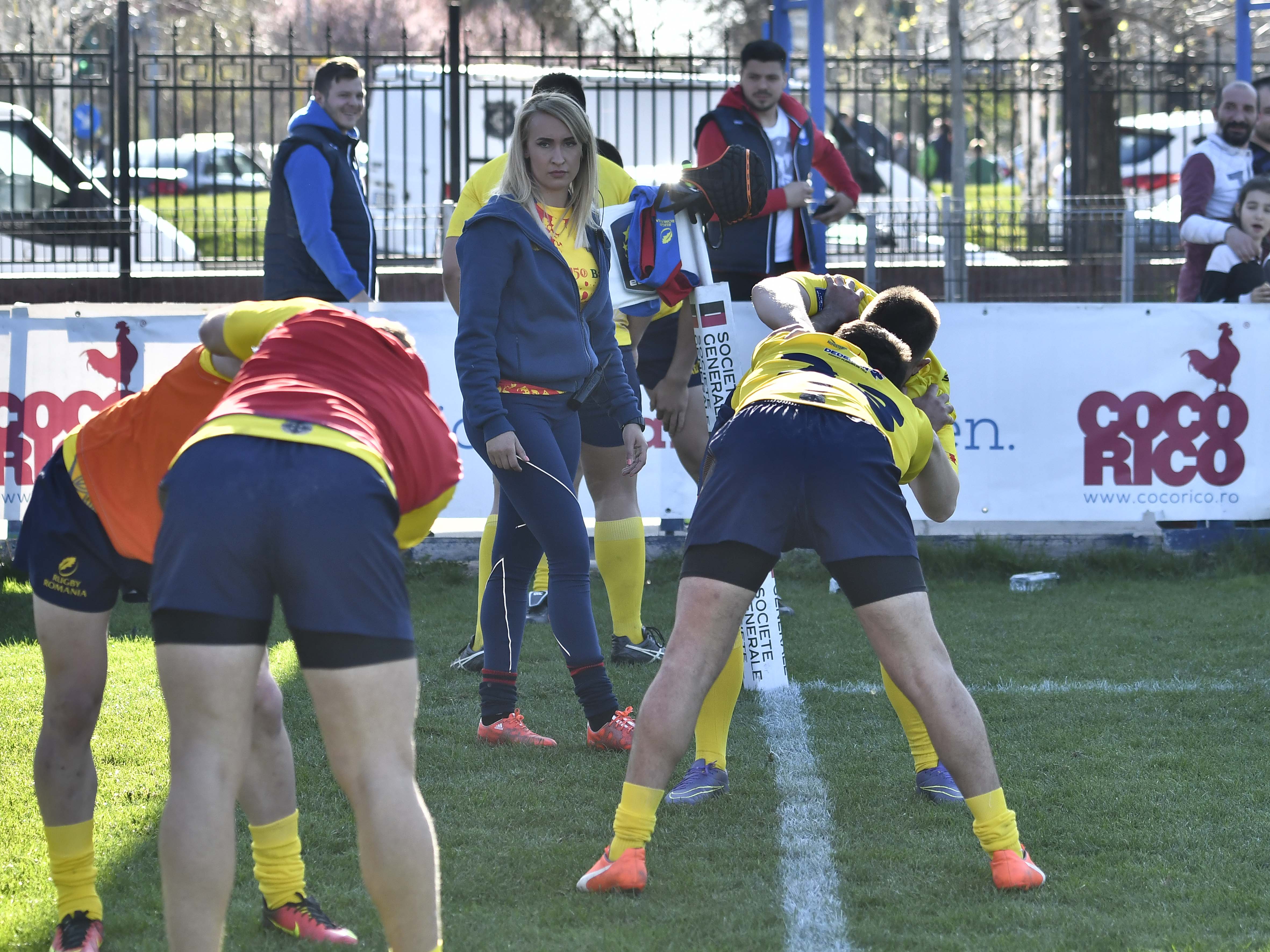 Blonda de la rugby! La naționala Under-20 a României activează frumoasa Andreea Delean, o antrenoare supersexy! GALERIE FOTO