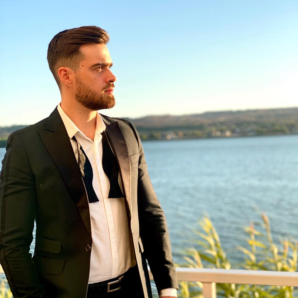 Deea Maxer are un nou iubit. Fosta soție a lui Dinu s-a despărțit de Robert Drilea, iar acum a fost surprinsă cu vărul unei prezentatoare TV