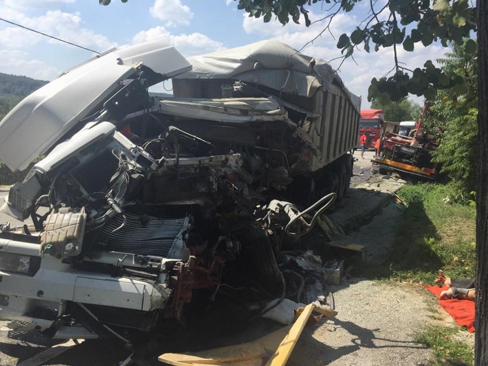 Doi șoferi, morți într-un accident în județul Gorj. Un camion plin cu nisip și o macara s-au ciocnit violent