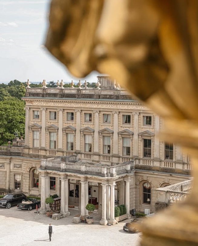 Dana Budeanu, Revelion într-un hotel de cinci stele, construit de al doilea duce de Buckingham pentru amantă. Cum arată și cât costă cazarea