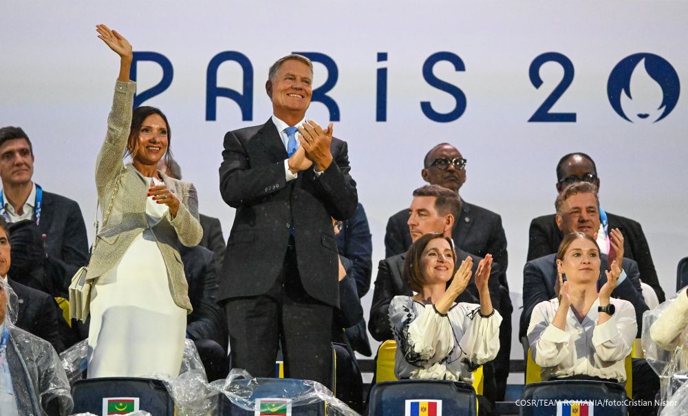 Klaus Iohannis a stat lângă Maia Sandu la ceremonia de deschidere a Jocurilor Olimpice de la Paris. Cei doi au înfruntat ploaia fără pelerine
