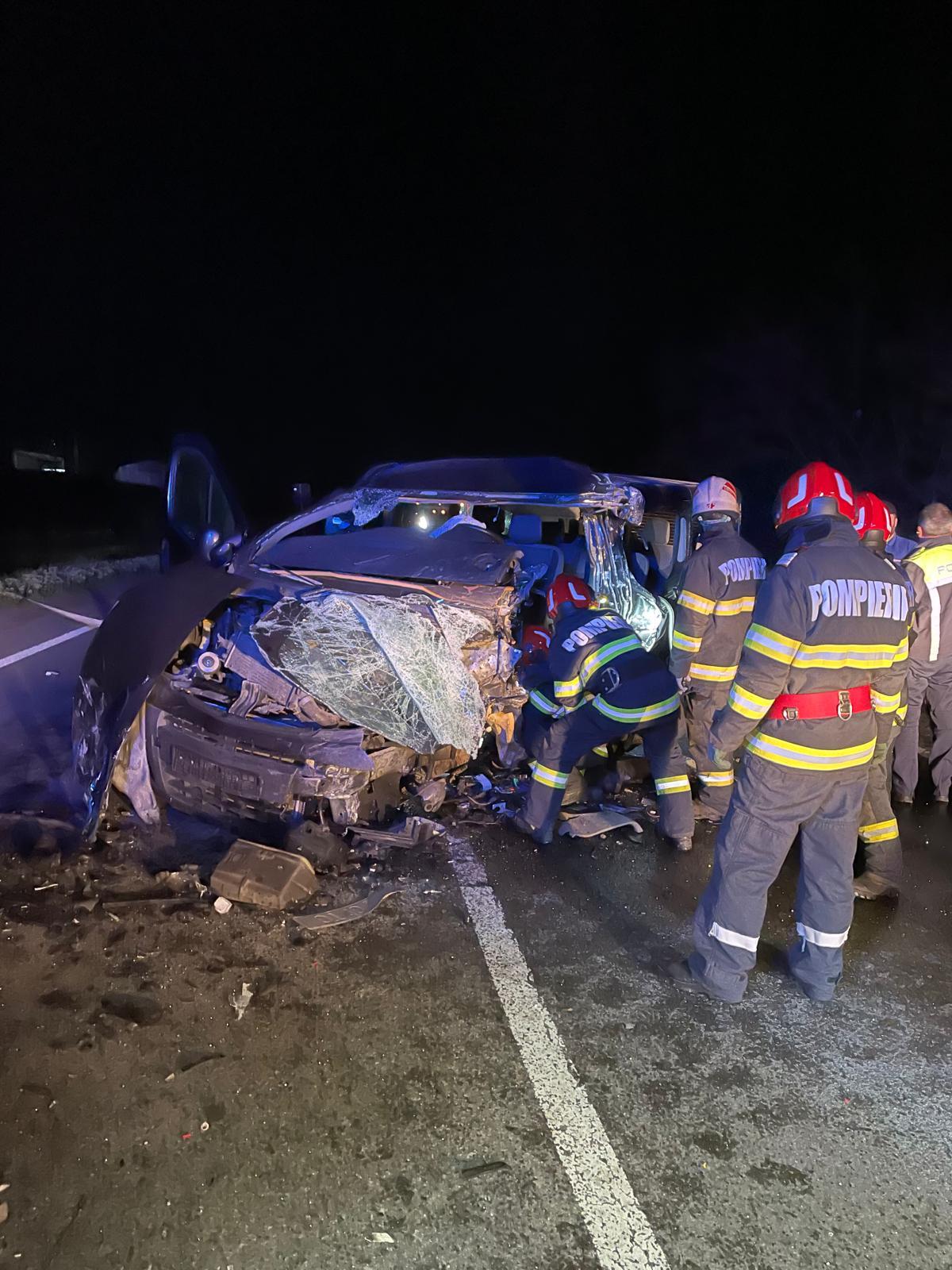 Accident grav în Cluj. Trei bărbați, răniți după ce o mașină şi două autoutilitare s-au ciocnit