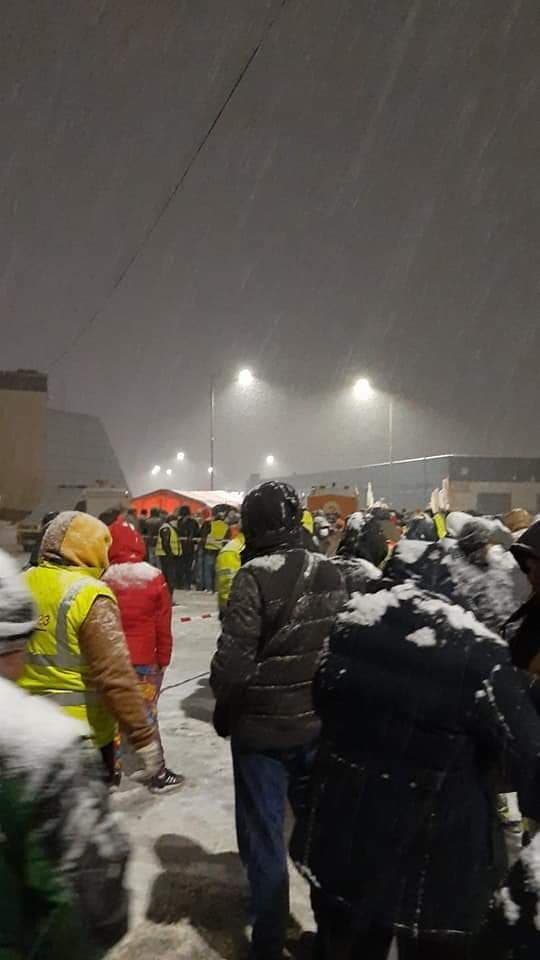 VIDEO | Sute de șoferi de TIR, mulți români, ținuți cu orele în viscol și ger la granițele Germaniei, ca să facă testul COVID