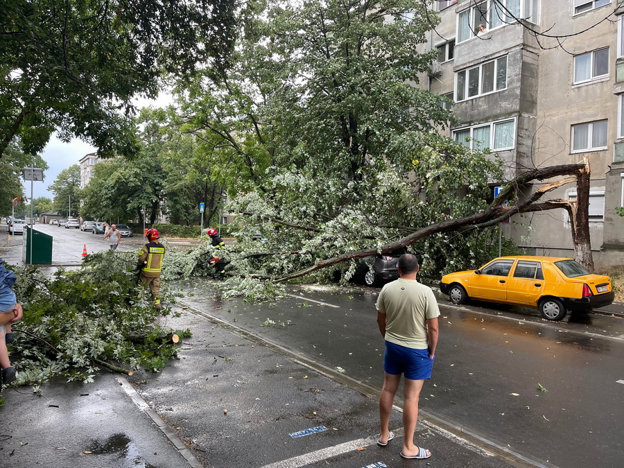 Urmările alertelor meteo de vijelii:  clădiri inundate și copaci doborâți de vânt. Unde a fost nevoie de intervenția pompierilor