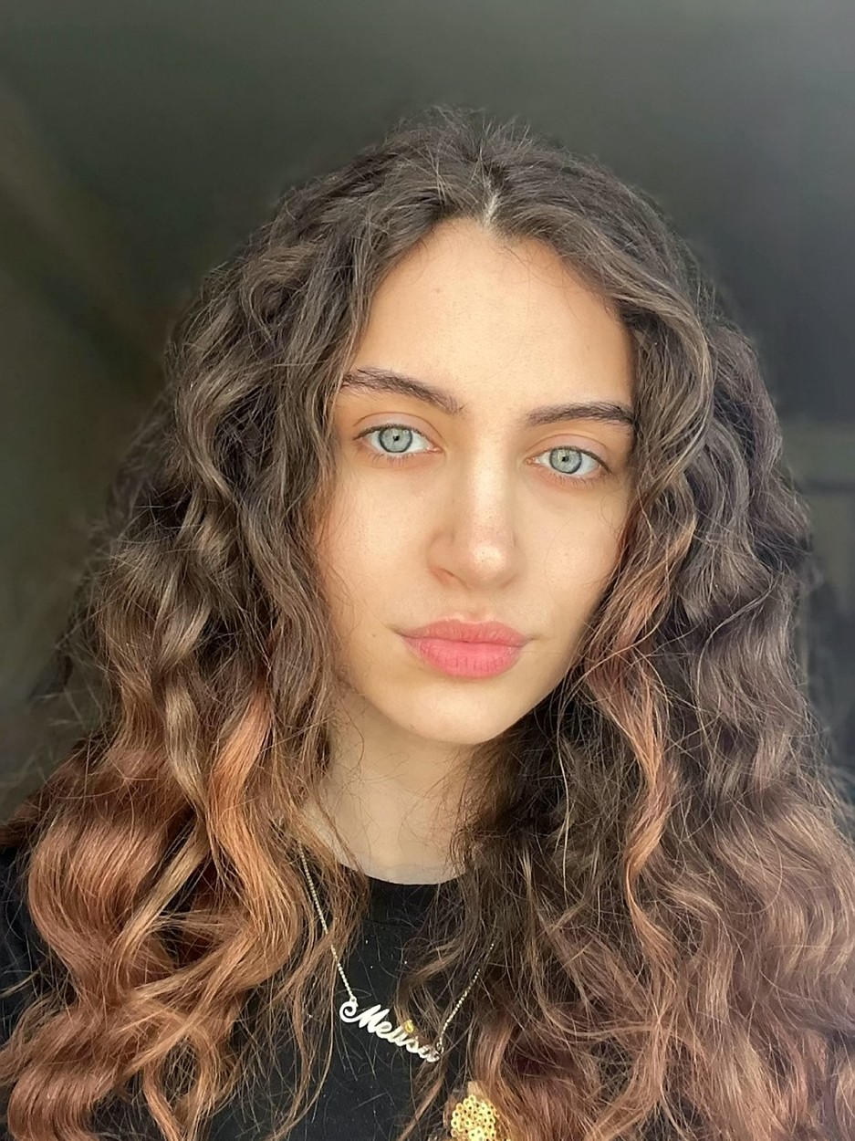 Niciodată în istoria de 100 de ani a Miss Anglia nu s-a mai întâmplat așa ceva: o tânără de 20 de ani concurează fără machiaj. „Defectele noastre ne fac să fim cine suntem” - FOTO