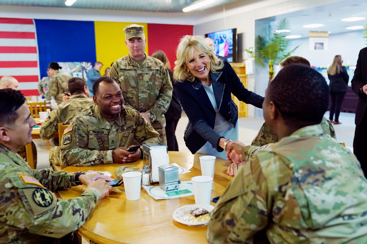 Imagini de la vizita lui Jill Biden la baza militară de la Mihail Kogălniceanu. Prima Doamnă, la masă alături de soldații americani