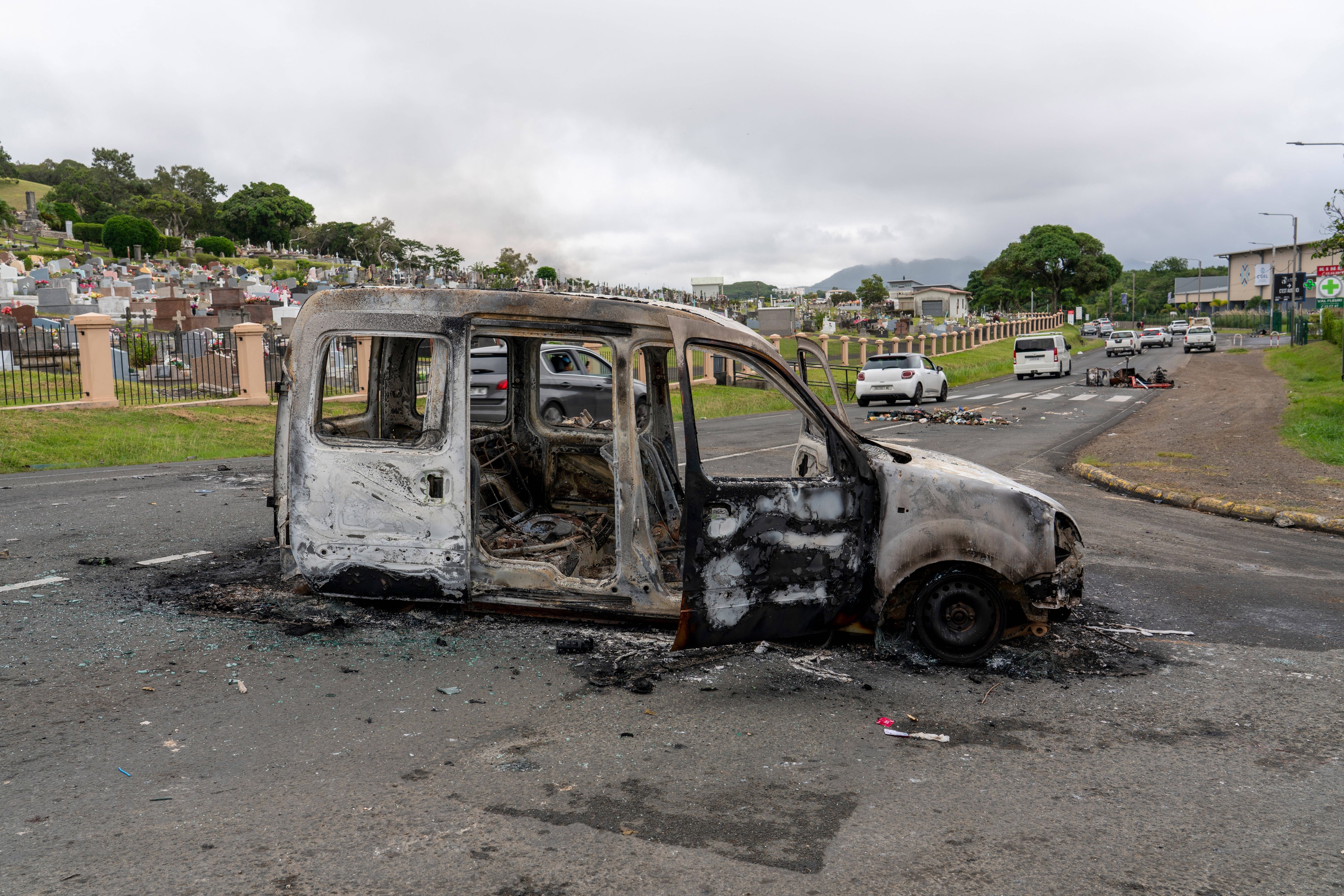 Revolte în Noua Caledonie, după o dezbatere din Parlamentul francez. Trei persoane, împușcate mortal. Macron declară starea de urgenţă