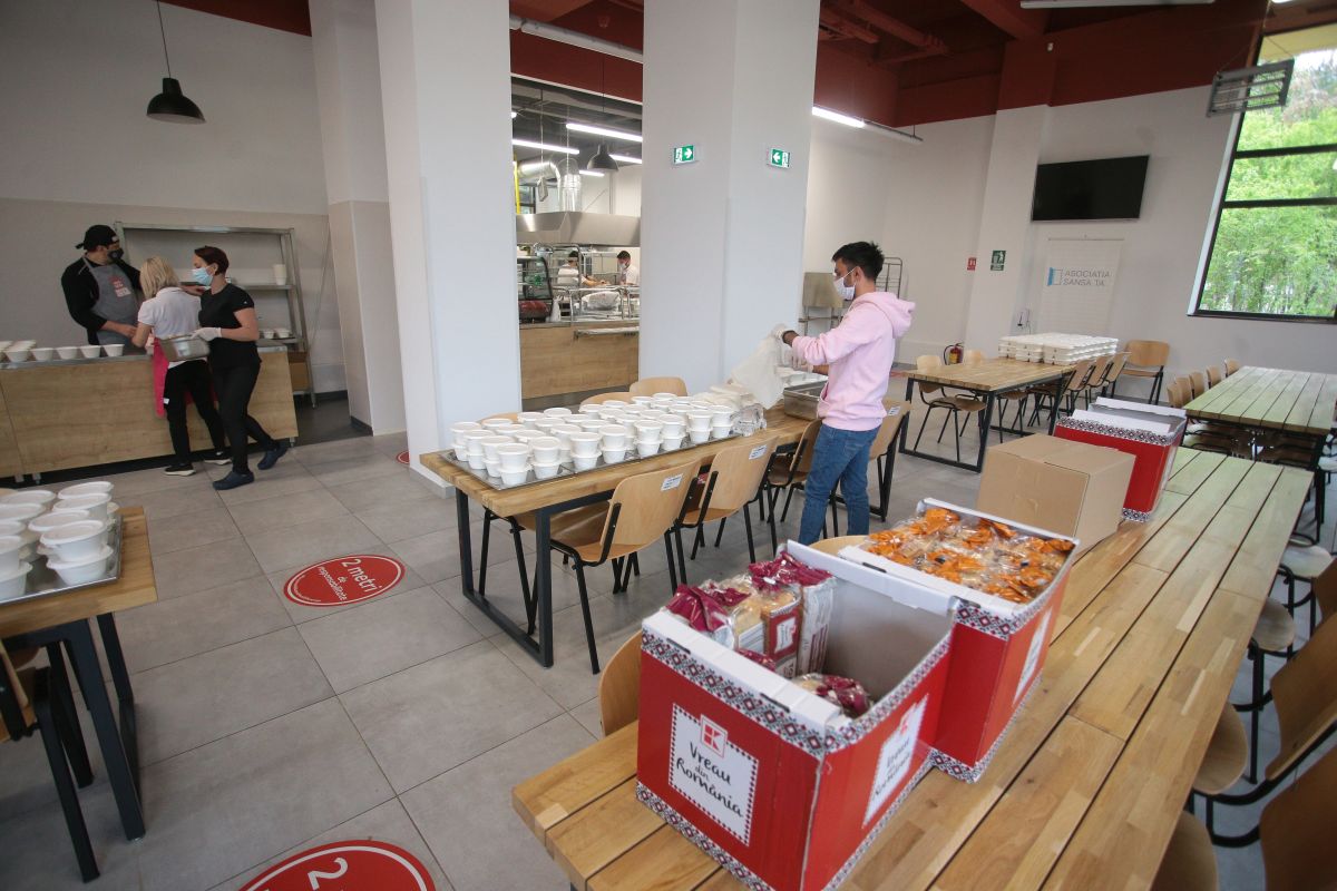 La cea mai mare cantină socială din București, bucătarii au rulat o mie de sarmale pentru Paște. Meniurile de sărbătoare au ajuns la 700 de nevoiași