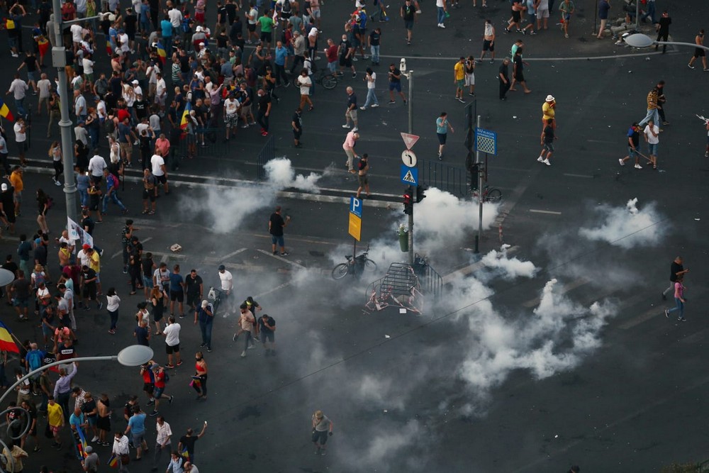 UPDATE. Război de stradă între jandarmi și huligani, în Piața Victoriei. 452 de persoane rănite / VIDEO&FOTO