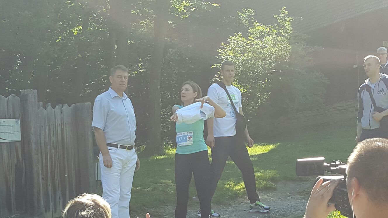 FOTO / VIDEO | Carmen Iohannis a alergat la SemiMaratonul Sibiului. Președintele a așteptat-o la linia de finnish