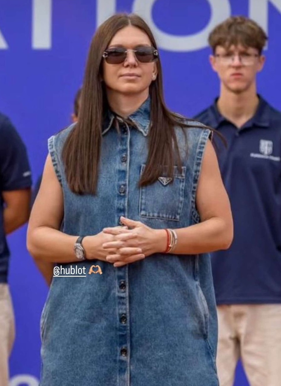 Cât costă rochia Prada purtată de Simona Halep la turneul lui Ion Țiriac. A atras atenția și cu pantofii viu colorați