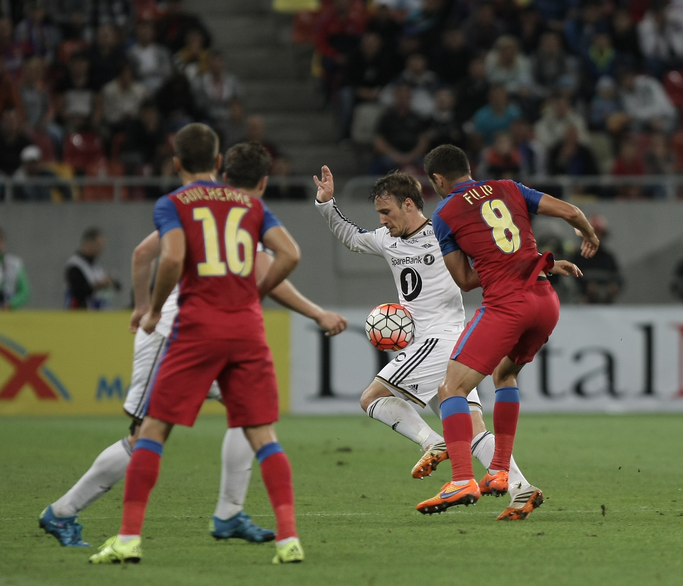 STEAUA - ROSENBORG 0-3. Liga Europa, play-off, manșa tur. Lecție de eficacitate cu o Steaua CĂZĂTOARE: Mikkelsen, Helland și Jensen au marcat, în timp ce Papp, Muniru, Tade și Chipciu, care a lovit bara, au irosit ocazii mari și foarte mari. Fanii i-au cerut demisia lui Mirel Rădoi! VIDEO