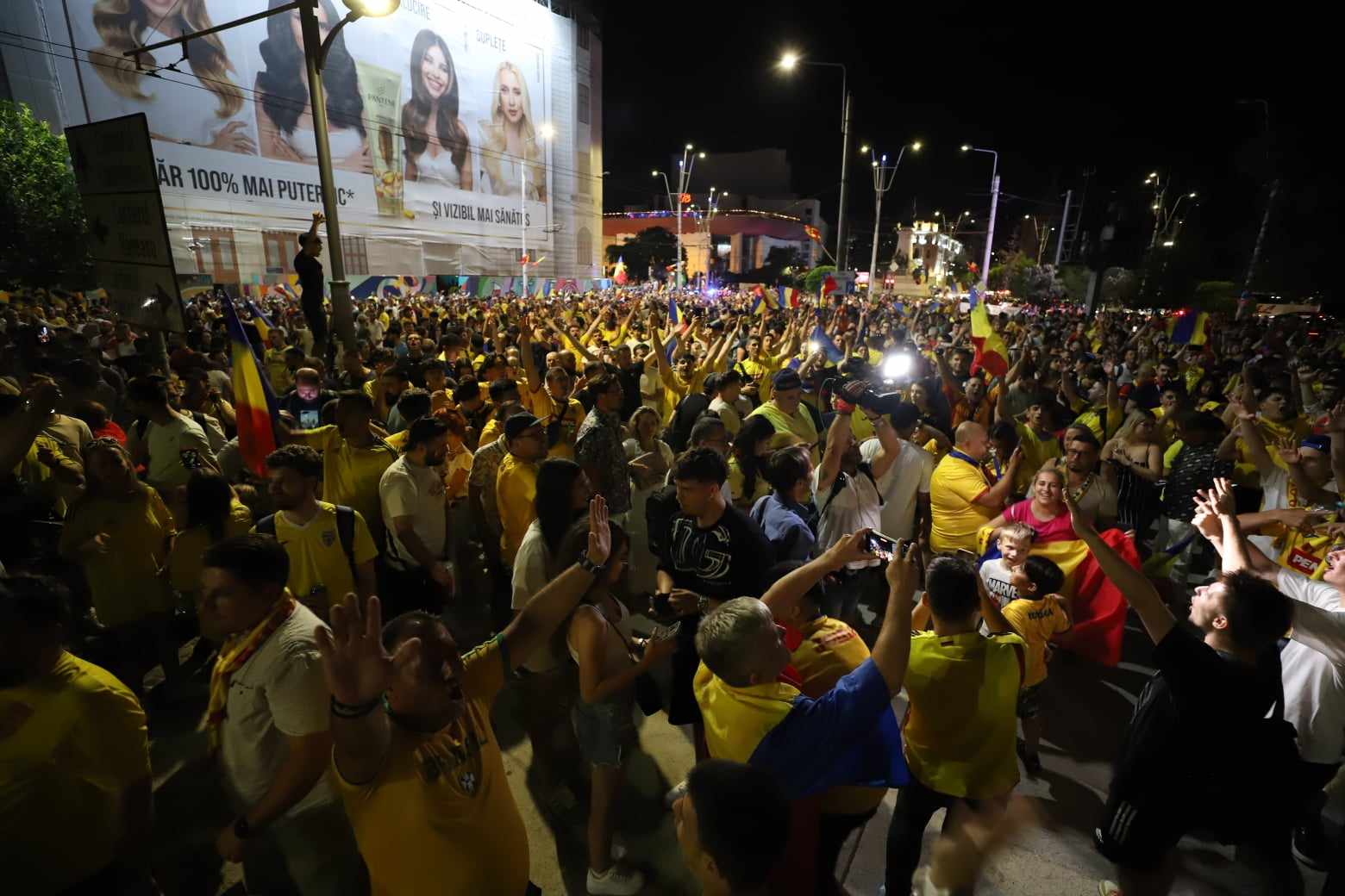 Sărbătoare și la București! Atmosferă incendiară în Piața Universității după ce tricolorii s-au calificat în optimi la Euro 2024