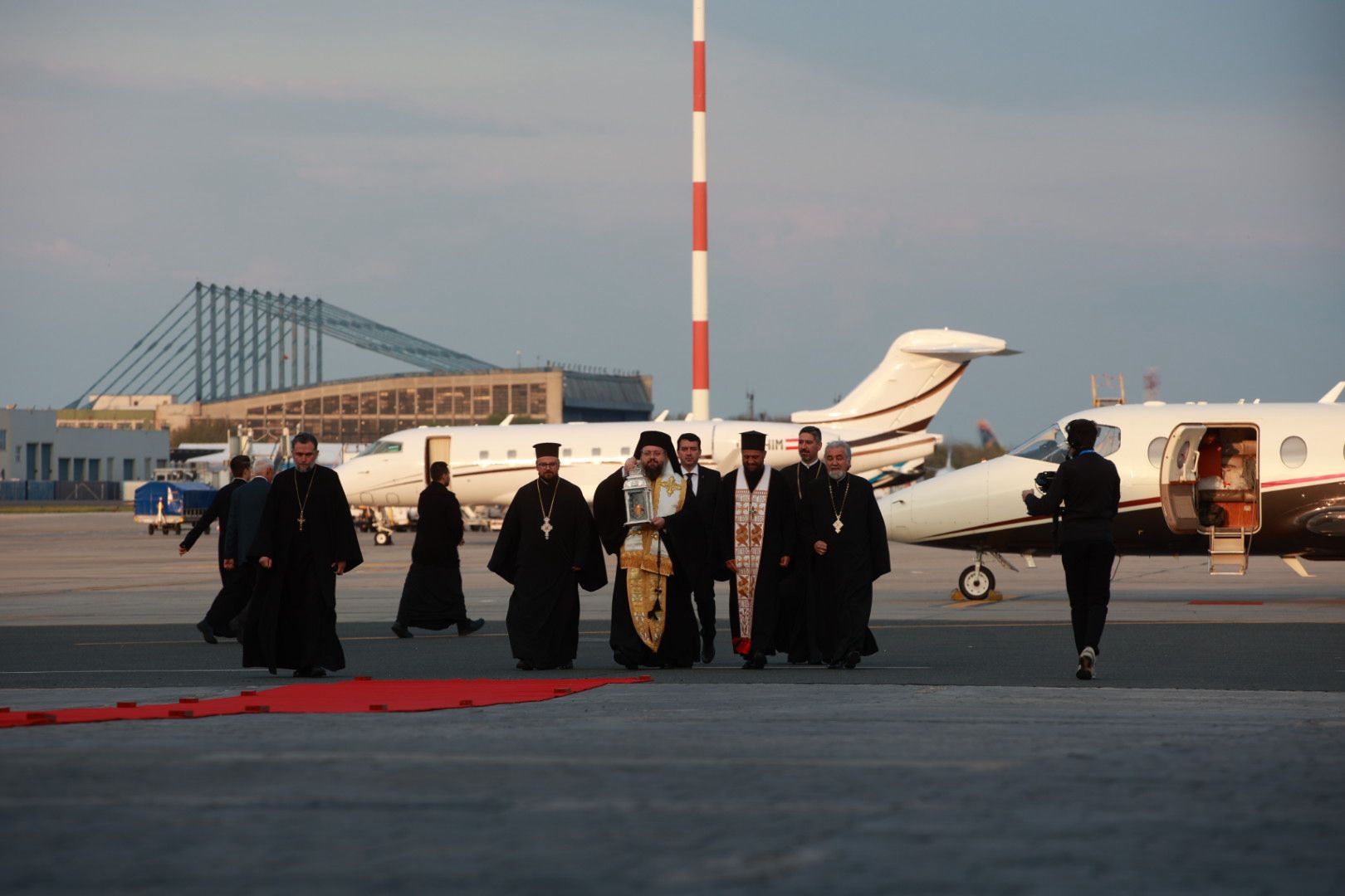 Sfânta Lumină de la Ierusalim a ajuns în România: „Este semnul că iubirea lui Dumnezeu nu moare niciodată”