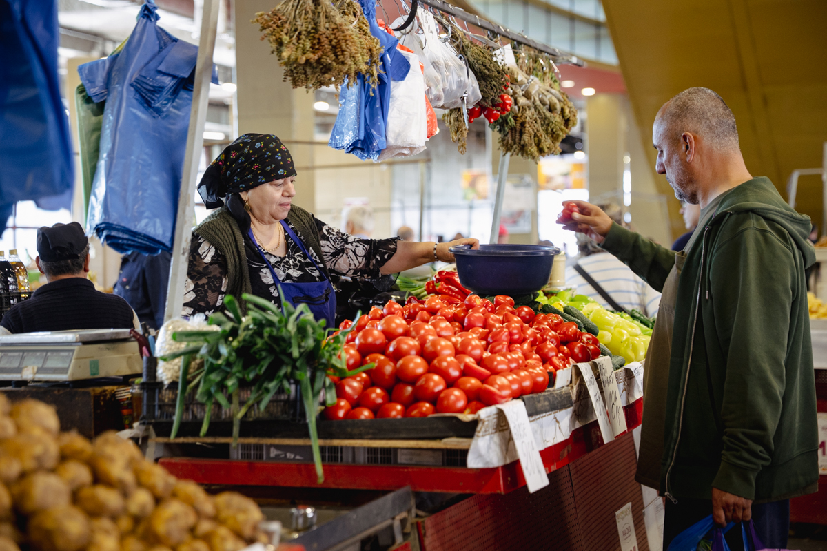 Cât costă să faci o salată de vară cu roșii românești și castraveți din piața Amzei, Obor sau Rahova