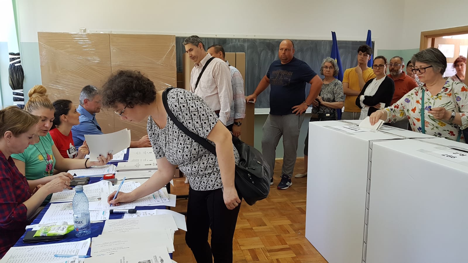 Alegeri europarlamentare | Mobilizare uriașă în București și în restul țării. Sute de alegători stau la cozi și așteaptă minute pentru a vota (FOTO și VIDEO)