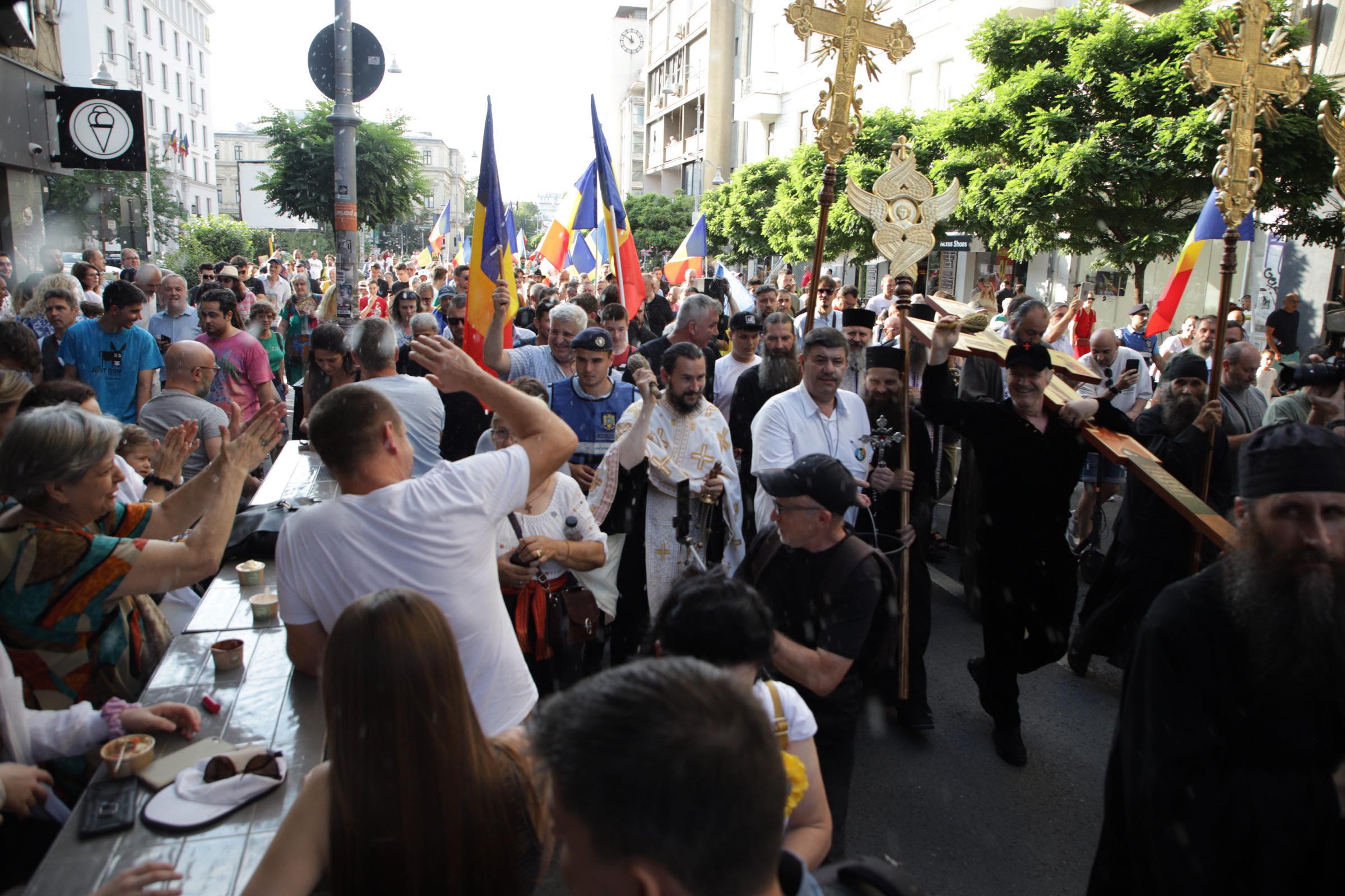 Gigi Becali a condus un miting anti-LGBT în București: „Dracii lasă duhuri rele”. ACCEPT: „Grupări agresive care instigă la ură”