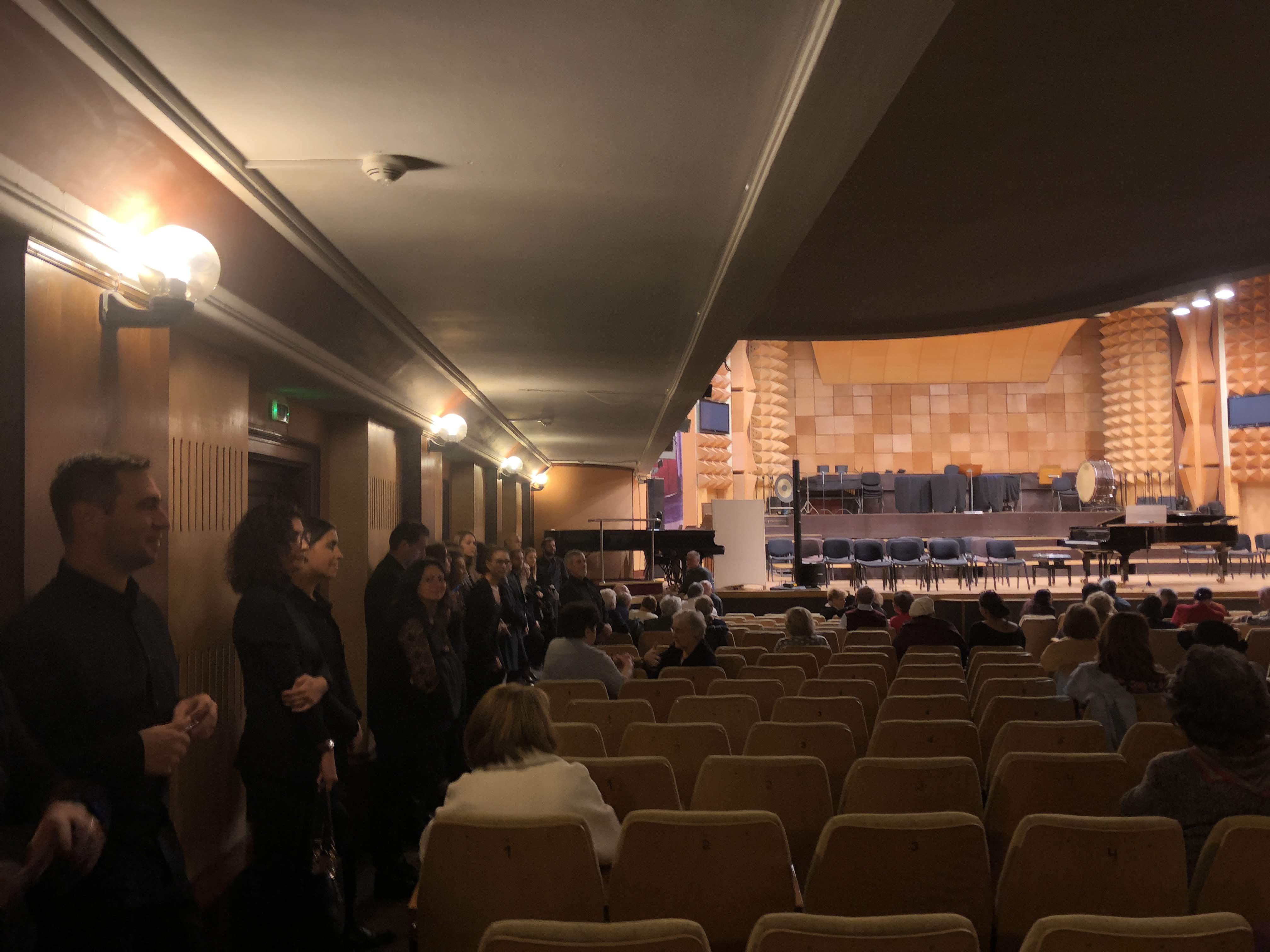 FOTO/ În conflict de doi ani, artiștii Filarmonicii Banatul din Timișoara au ieșit cu instrumentele în stradă: “Arta suferă că s-a ajuns la așa ceva”