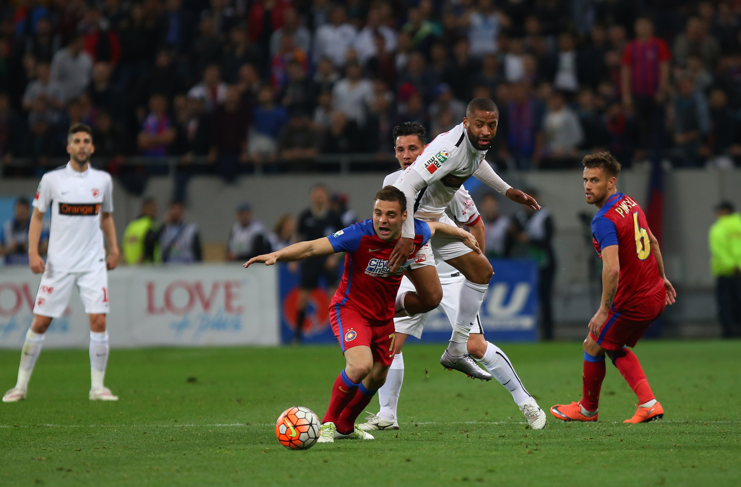 Derby de România. Steaua - Dinamo 1-1. Meciul a fost decis de un autogol şi de reuşita "rezervei" Gnohéré. Reacţii / FOTO & VIDEO