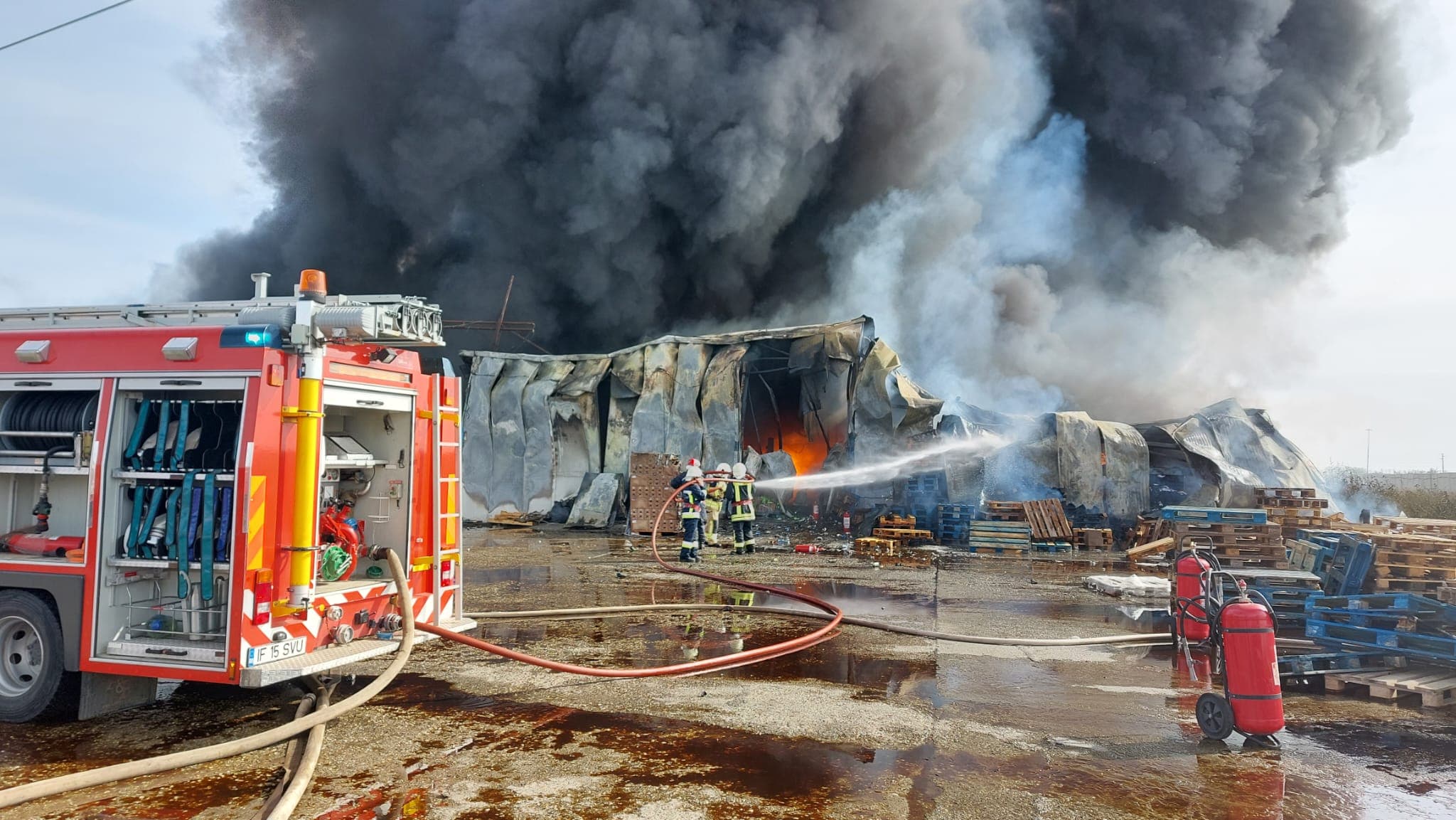 Incendiul din Voluntari, localizat după patru ore. Două hale au fost cuprinse de flăcări, sunt afectați 5.000 mp