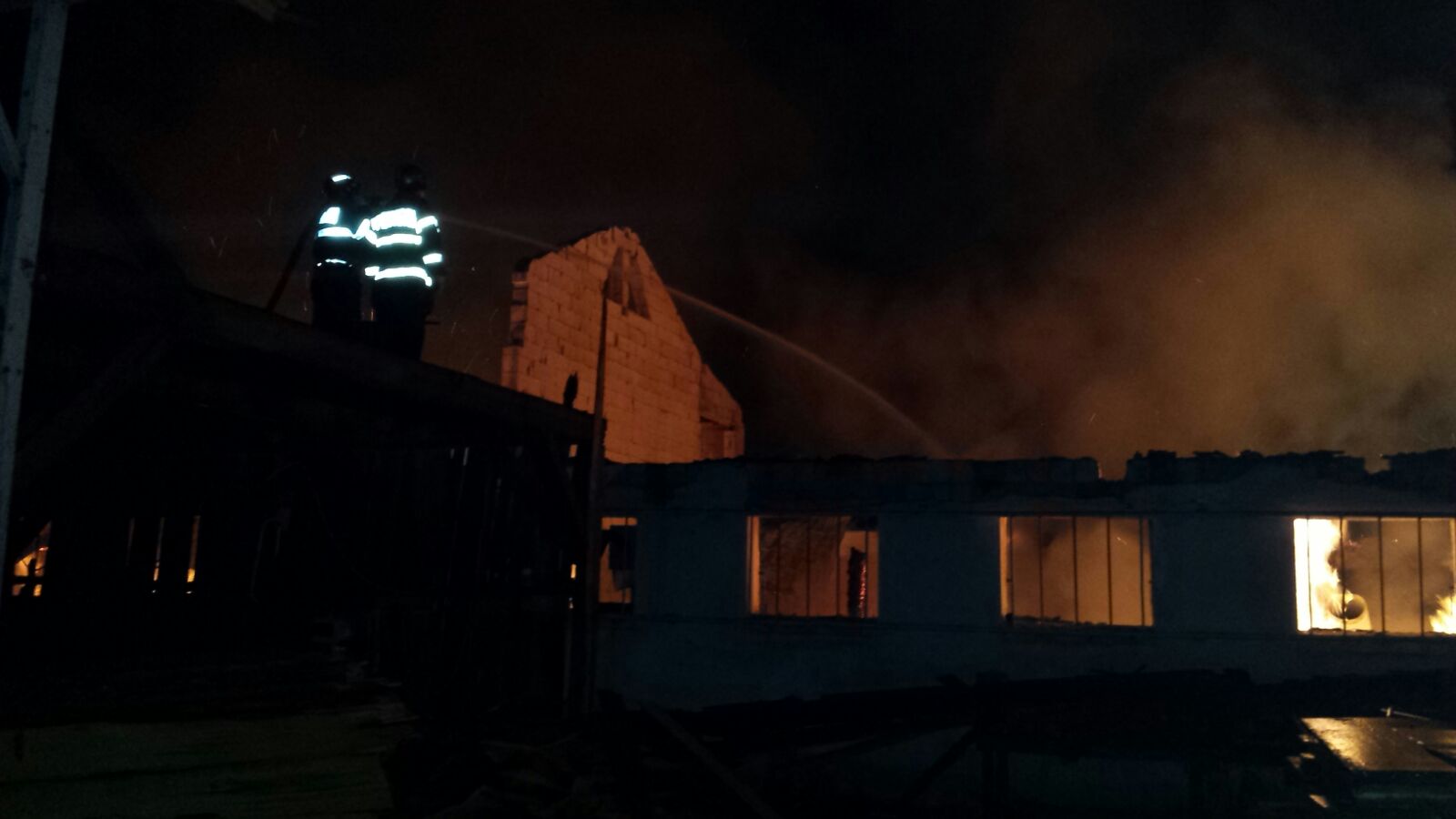 INCENDIU la un depozit de mobilă! Pompierii au intervenit cu 10 autospeciale! GALERIE FOTO&VIDEO