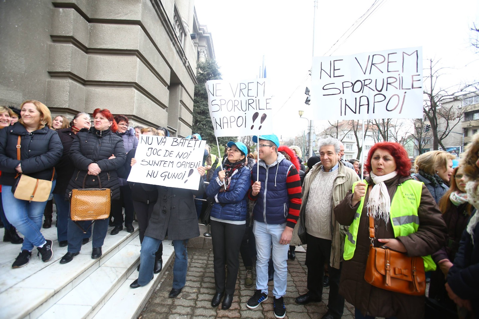 Protest în stradă al angajaților DGASPC Timiș, supărați că au rămas fără sporuri: "Nu vă bateți joc de noi/ suntem oameni, nu gunoi!"/ FOTO