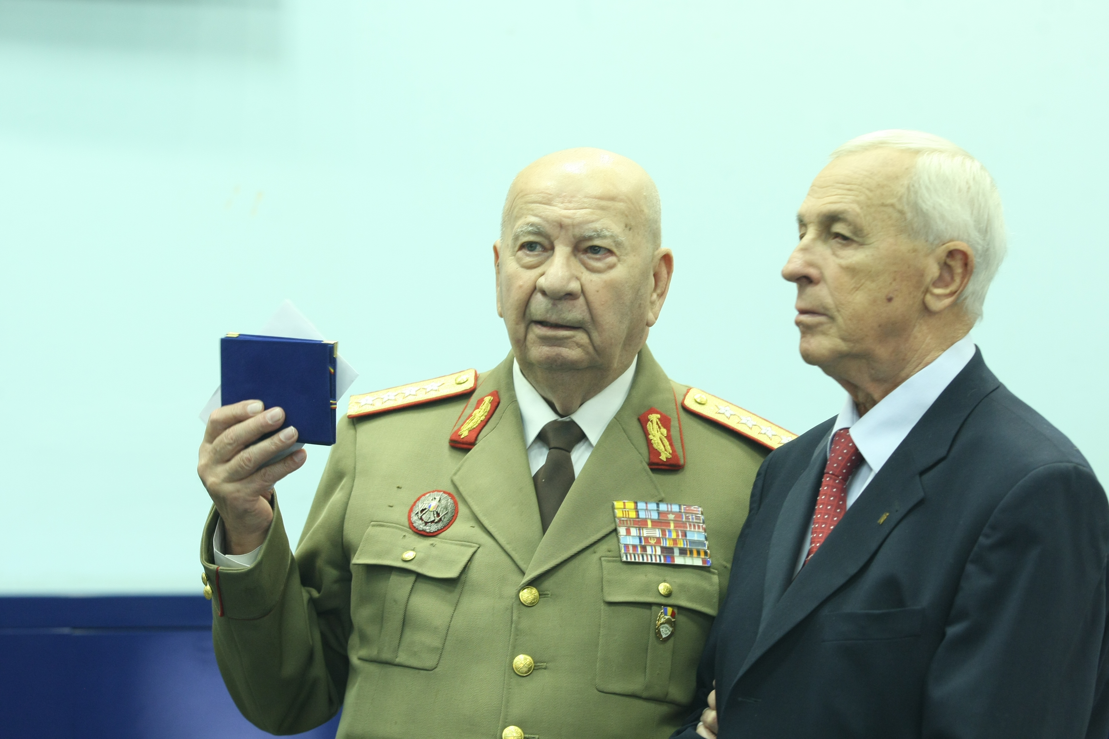 Nicolae Vieru și-a lansat o carte despre gimnastică, dar și în care Ilie Năstase are partea lui de glorie: ^”Ne-a dus acasă la Diana Ross!”. Nasty confirmă și aruncă ”bomba”: ”Am și divorțat după aia!” / GALERIE FOTO