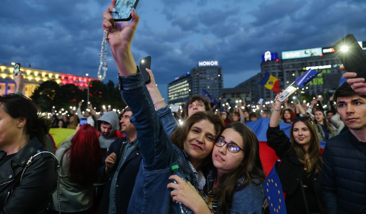 Mii de oameni în Piața Victoriei la mitingul „România în lumină”, organizat de Nicușor Dan. Jandarmeria a sesizat AEP pentru „propagandă electorală” | VIDEO