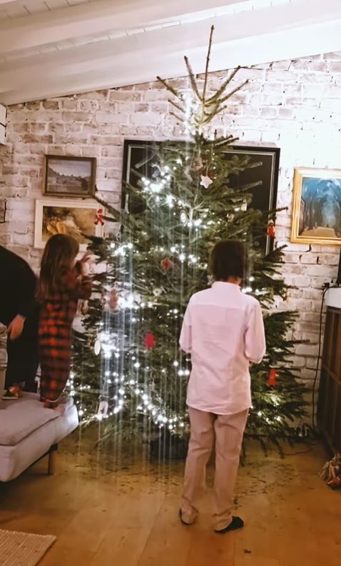 Imagini din sufrageria Danei Rogoz, decorată de Crăciun. A împodobit bradul alături de cei doi copii