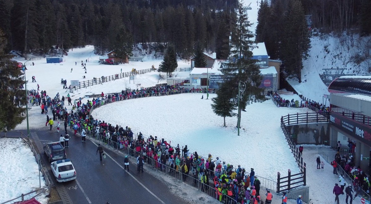 Sute de oameni la telegondola din Poiana Brașov. Ce măsuri a luat jandarmeria