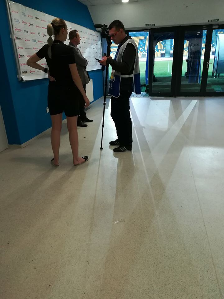 Cea mai sexy arbitră de fotbal din România e considerată mureșeanca Patricia Șamșudean. ”Am vaci și căruță, mărită-te cu mine!”