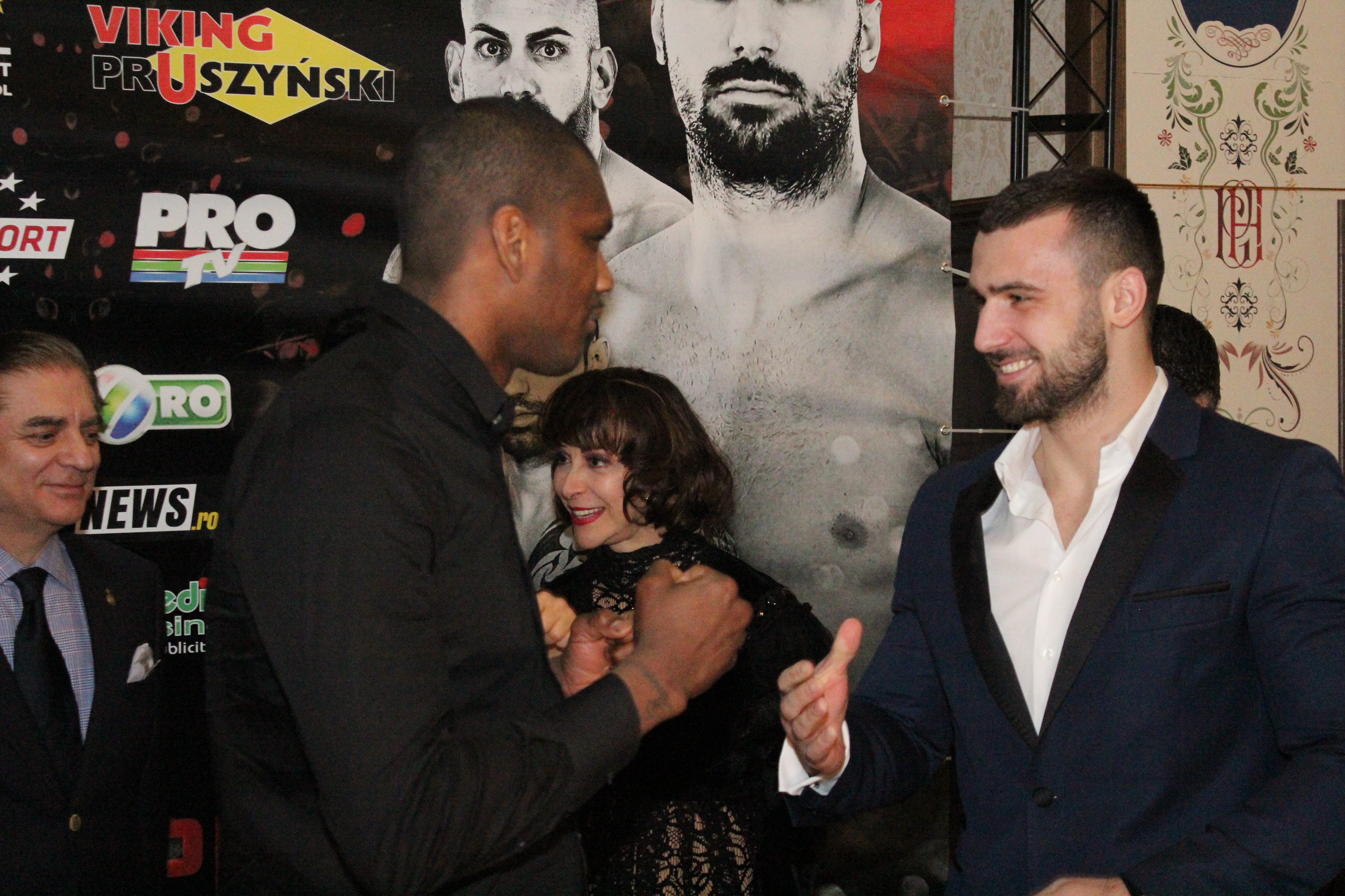 Luptătorii de la Superkombat Ploiești s-au confruntat pentru prima dată la cântarul oficial / GALERIE FOTO