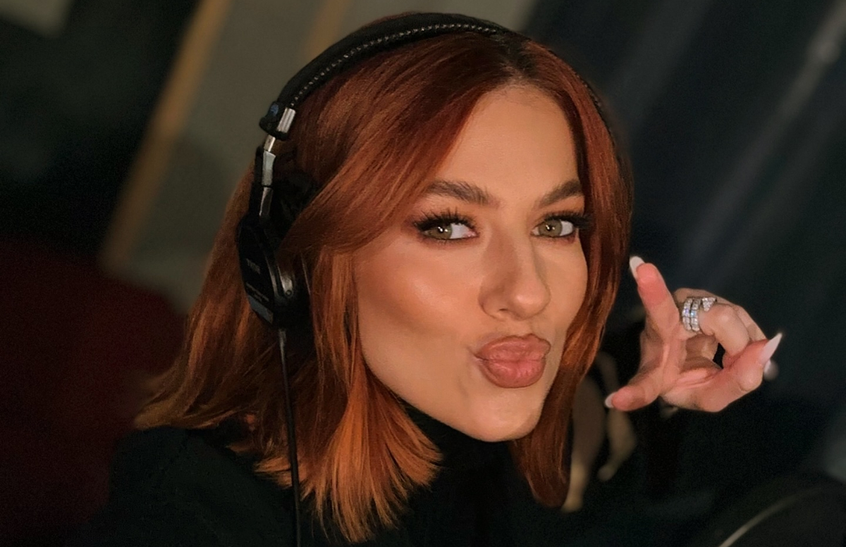 Apariția elegantă a Lidiei Buble alături de Horațiu Nicolau. Iubitul cântăreței a atras atenția cu costumul retro, asortat cu cămașă albă